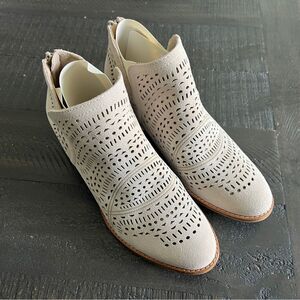 Earth Wyoming Wonder Cream Suede Cutout Ankle Booties – Women’s 7.5